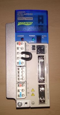 Σερβο παραγωγή φάσης 200-230vac 50/60hz οδηγών 5.5amp 1 εναλλασσόμενου ρεύματος Omron R7D-AP04H