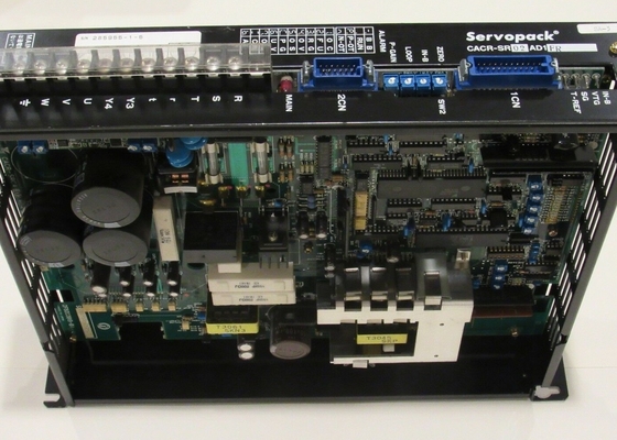 Η Yaskawa CACR-SR02-AD1-FR ολοκαίνουργιο εξοπλισμό κινητήρα σερβο 200V τάση