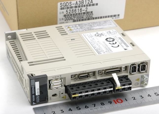 Η Yaskawa 0.03W Servo Drives SGDS-A3B12A ολοκαίνουργιο αρχικό κουτί